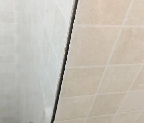 岗巴瓷砖空鼓维修公司分享阳台瓷砖脱落的修复过程可以分为以下几个步骤
